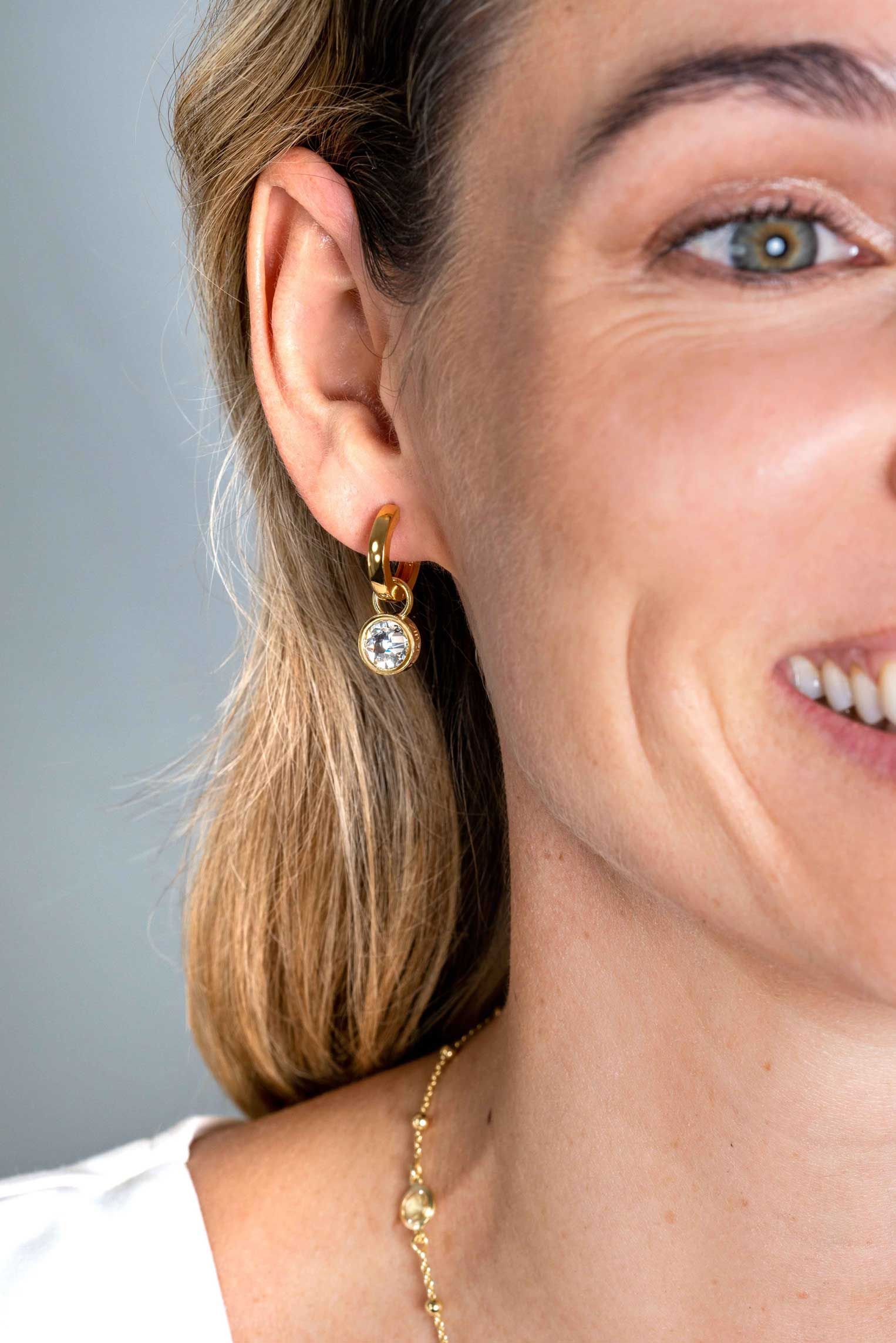 ZINZI gold plated zilveren oorbedels dubbelzijdig groen wit Swarovski crystals 9mm ZICH1006G (zonder oorringen)
