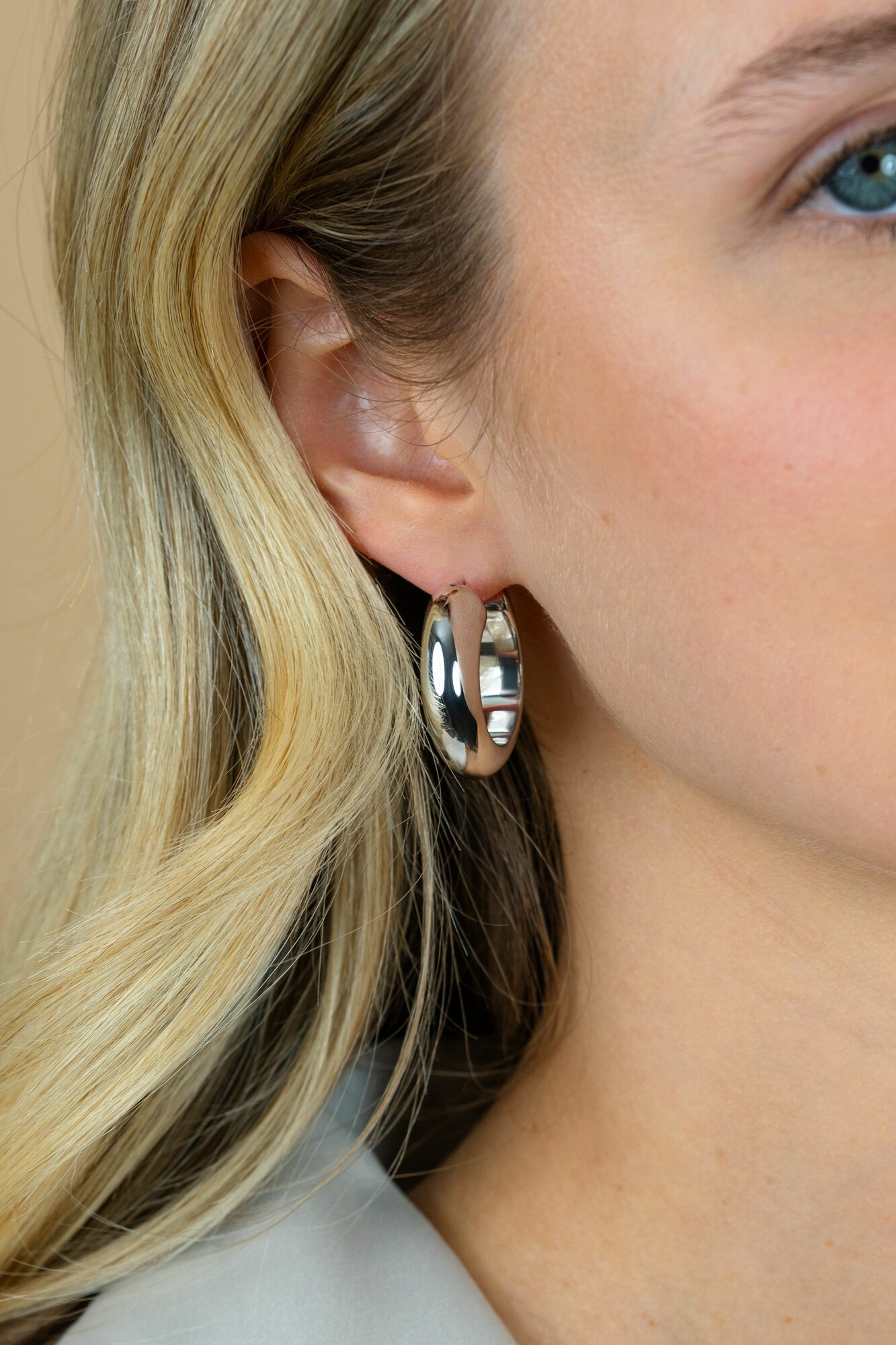 28mm ZINZI zilveren oorringen met brede buis (8mm) en rond model, handige bovensluiting  ZIO2749