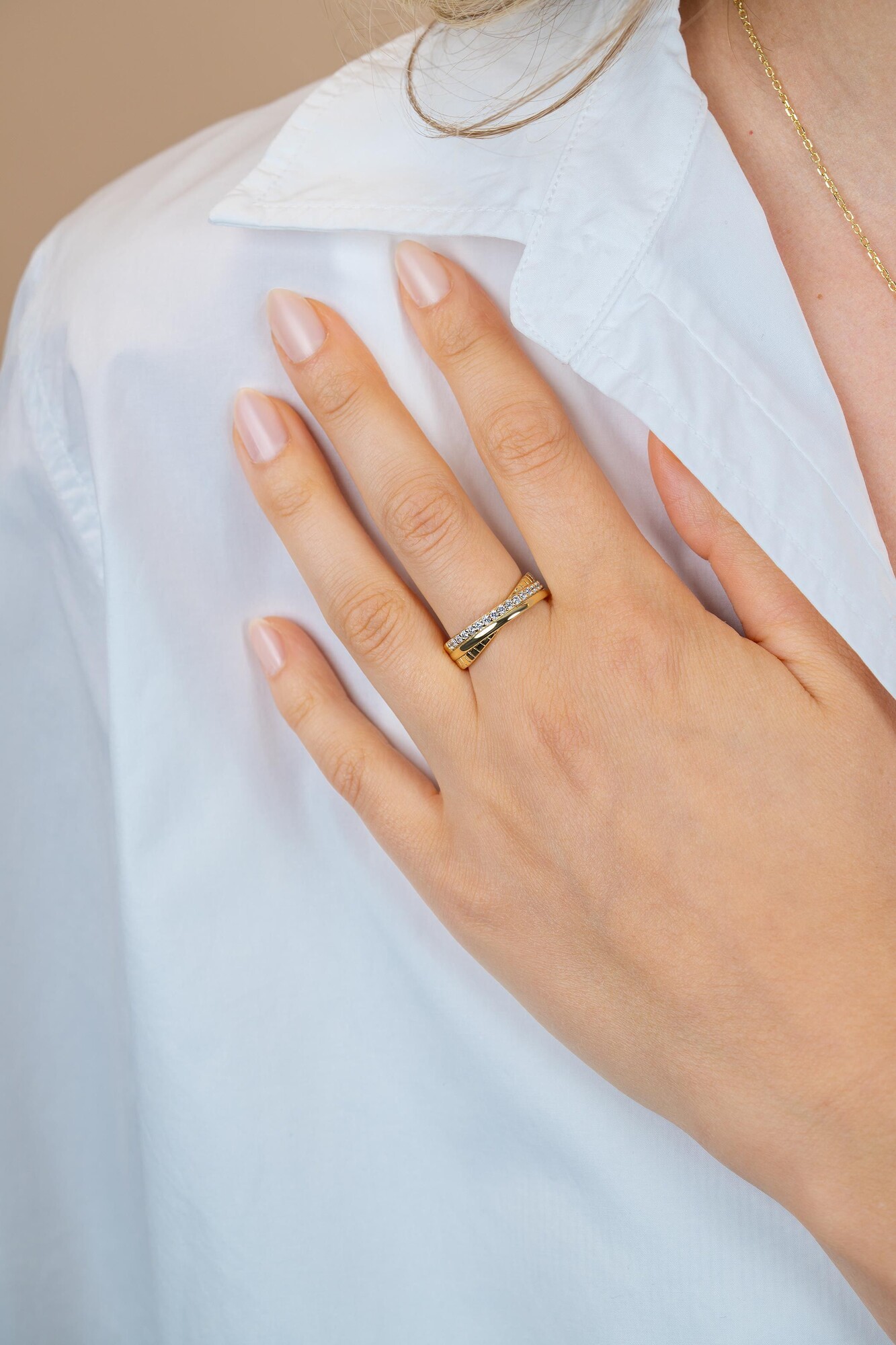 ZINZI goldplated zilveren brede cross-over ring glad witte zirkonia's ZIR2801C