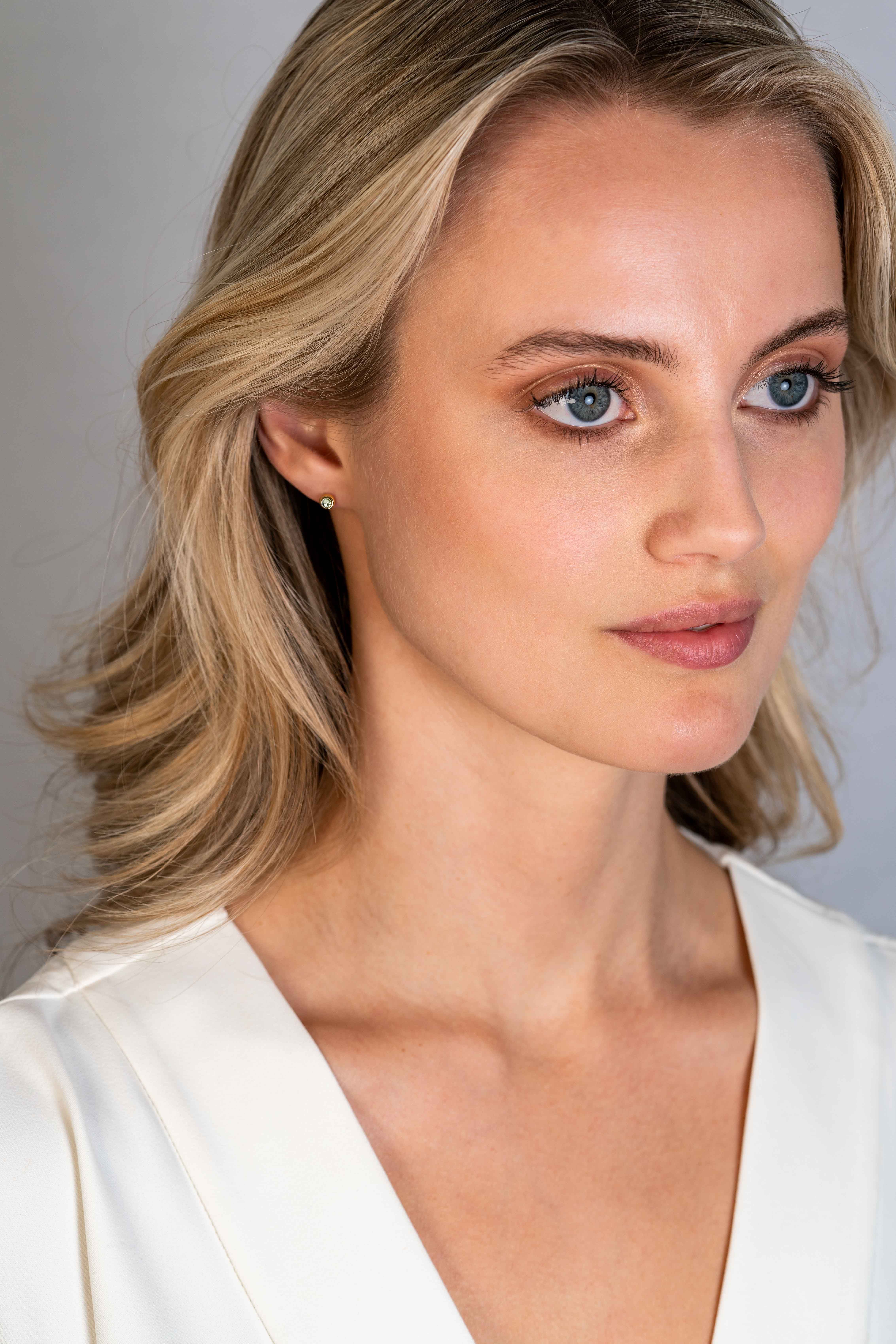 AUGUSTUS oorknoppen 4mm gold plated met geboortesteen groen peridoot zirconia
