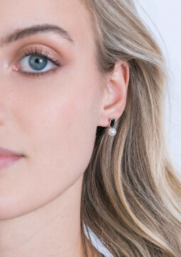 ZINZI zilveren witte parel oorknoppen met zwarte baquette geslepen zirconia ZIO2135Z