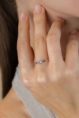 ZINZI zilveren ring met ronde chatonzettingen paarse en licht blauwe kleurstenen 3mm breed ZIR2564