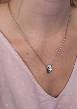 ZINZI zilveren schitterende hanger 16mm bezet met blauwe, turquoise en diverse witte zirconia's ZIH2012B