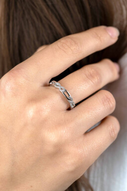 ZINZI zilveren ring met infinity vormen bezet met witte zirconia's en verbonden met gladde ovale schakels ZIR2570