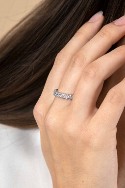 ZINZI zilveren ring met smalle rechthoekjes, trapsgewijs naast elkaar geplaatst en schitterend bezet met witte zirconia's 4mm breed ZIR2547