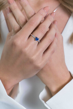 ZINZI zilveren ring hart saffierblauw en witte zirconia's ZIR2134B