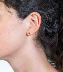ZINZI zilveren geelvergulde oorknoppen 4mm groene kleursteen ZIO1177GG