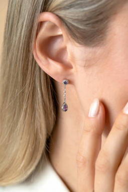 25mm ZINZI zilveren oorstekers met schakelkettinkje en druppelvormige paarse kleursteen en witte zirconia's ZIO2561