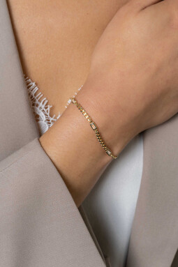 ZINZI gold plated zilveren armband met gourmet schakels in verschillende breedtes en gecombineerd met drie rechthoekige baguette geslepen zirconia's 17-20cm ZIA2410