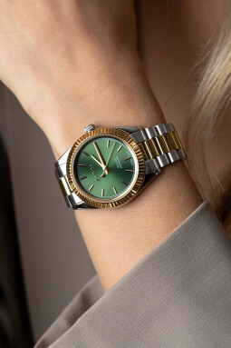 ZINZI Solaris horloge met groene wijzerplaat, stalen bicolor kast 35mm en stalen bicolor band met clip-sluiting. Het Japanse uurwerk loopt op zon- en kunstlicht ZIW2135
