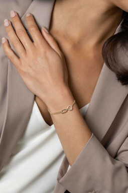 ZINZI gold plated zilveren multi-look armband met twee kettinkjes, verbonden aan een ovale schakel en open rondje bezet met witte zirconia's 17-20cm ZIA2463Y