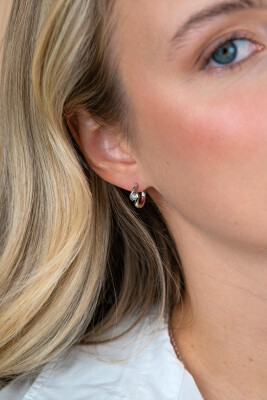 14mm ZINZI zilveren oorringen met ronde zirkonia, sierlijk omklemd door twee golvende banen, met luxe klapsluiting ZIO2766