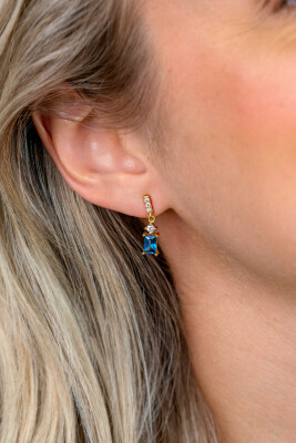19mm ZINZI gold plated zilveren oorstekers met rechthoekige petrolblauwe kleursteen en rijzetting van witte zirkonia's ZIO2896