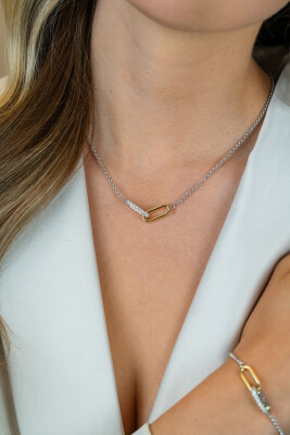 ZINZI zilveren schakelketting met twee verbonden ovale schakels: één gold plated, de ander bezet met witte zirkonia's 42-45cm ZIC2758