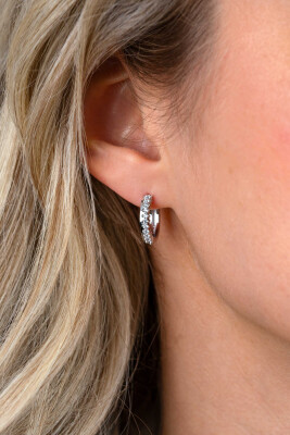 15mm ZINZI zilveren oorringen bezet met een rij witte zirkonia’s in verfijnde chatonzetting, luxe klapsluiting ZIO2870