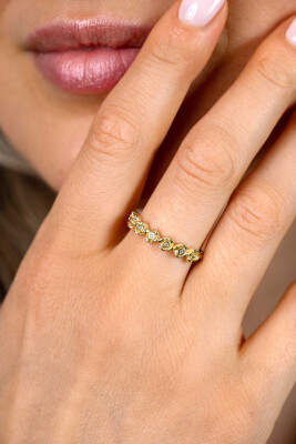 ZINZI gold plated zilveren ring met een rij roosjes bezet met witte zirkonia’s in het midden ZIR2873Y