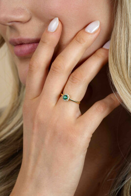 ZINZI gold plated zilveren entourage ring bezet met witte zirkonia's en smaragdgroene kleursteen ZIR2697G