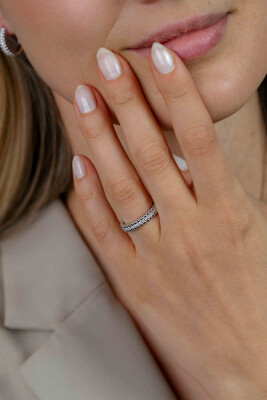 ZINZI zilveren multi-look ring met speelse structuur en een rij witte zirkonia's als middenbaan ZIR2834