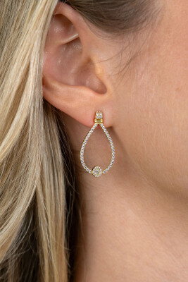 29mm ZINZI goldplated zilveren luxe oorstekers met grote sierlijke open druppelvorm, bezet met witte zirkonia’s ZIO2815