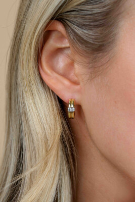 15mm ZINZI goldplated zilveren oorringen met gladde banen en schitterend pavé van zirkonia's, luxe klapsluiting ZIO2830