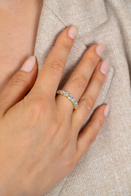 ZINZI goldplated zilveren rijring (4mm breed) bezet met 7 witte zirconia's ZIR2808C