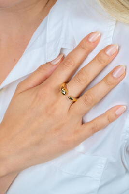 ZINZI goldplated zilveren statementring met een bolle aflopende vorm ZIR2788GC