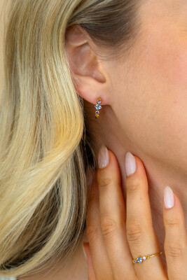 15mm ZINZI gold plated zilveren oorringen met blauw, paars en champagne kleurstenen in ruitvorm, met luxe klap-sluiting 15x2mm ZIO2443
