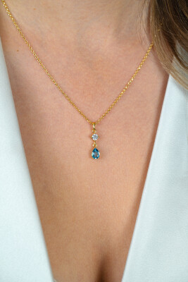 ZINZI gold plated zilveren ketting 42-45cm met luxe peervormige hanger met lichtblauwe kleursteen en witte zirkonia ZIC2744