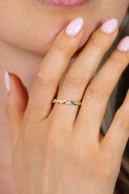 ZINZI gold plated zilveren ring met een sierlijk golvend design, subtiel bezet met witte zirkonia’s ZIR2875