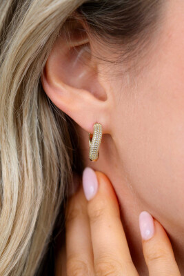 17mm ZINZI gold plated zilveren oorringen volledig bezet met pavé gezette witte zirkonia’s in een vloeiende lijn, luxe klapsluiting ZIO2883Y