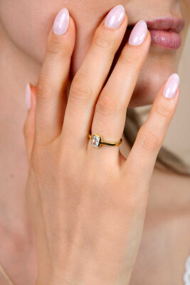 ZINZI gold plated zilveren ring met een rechthoekige gladde kastzetting (9mm) bezet met een witte zirkonia ZIR2899