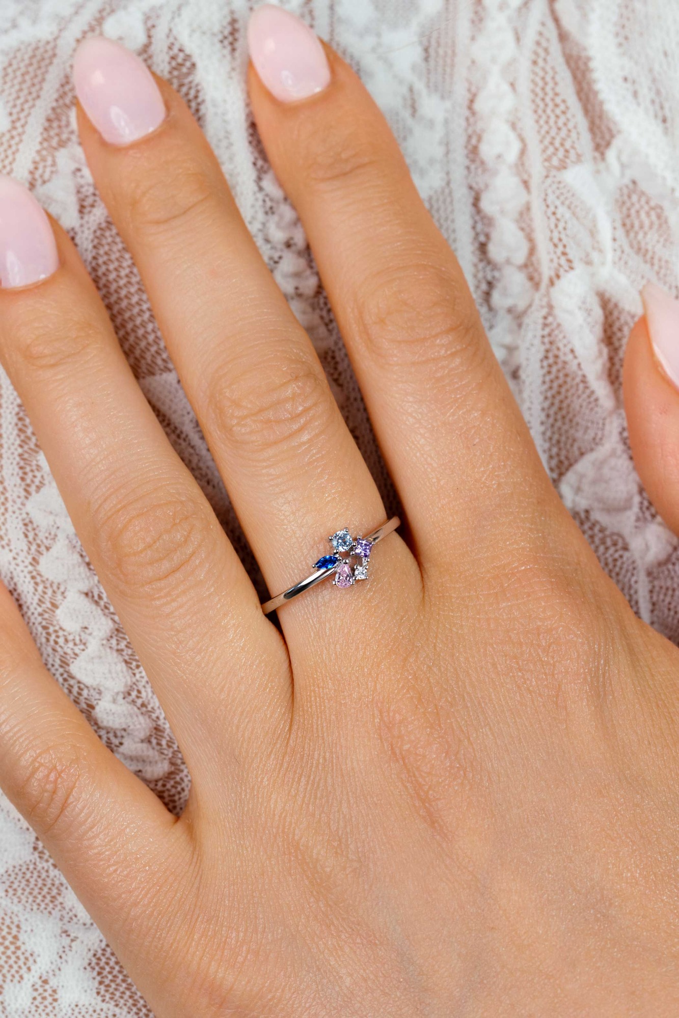 ZINZI zilveren ring met een speelse combinatie van witte, roze, paarse en blauwe kleurstenen in verschillende slijpvormen ZIR2866